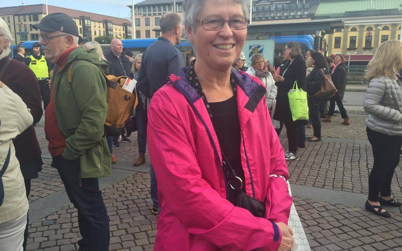 En av personerna som deltog är Eva Kihl Selstam, 66, från Hunnebostrand i Bohuslän. "Det känns angeläget att vara med och markera. Jag ska gå ut imorgon också", säger Eva. FOTO: Anders Abrahamsson