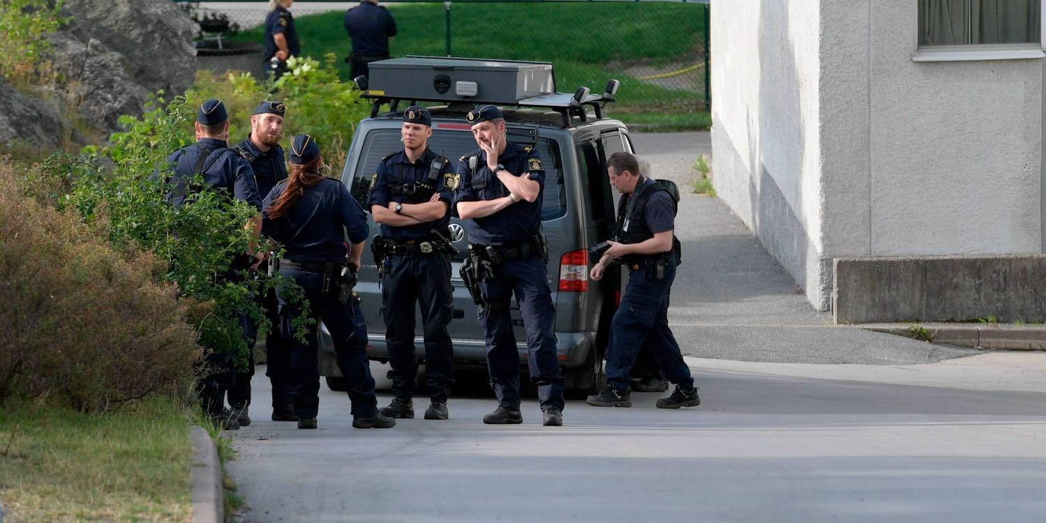 Poliser på plats efter skottlossningen i Östberga i tisdags.