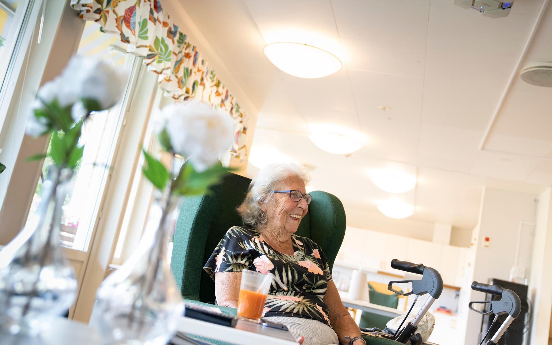 90-åriga Sigrid Lundberg tycker det är bra att man testar ny teknik för att komma år problemen inom vården. 