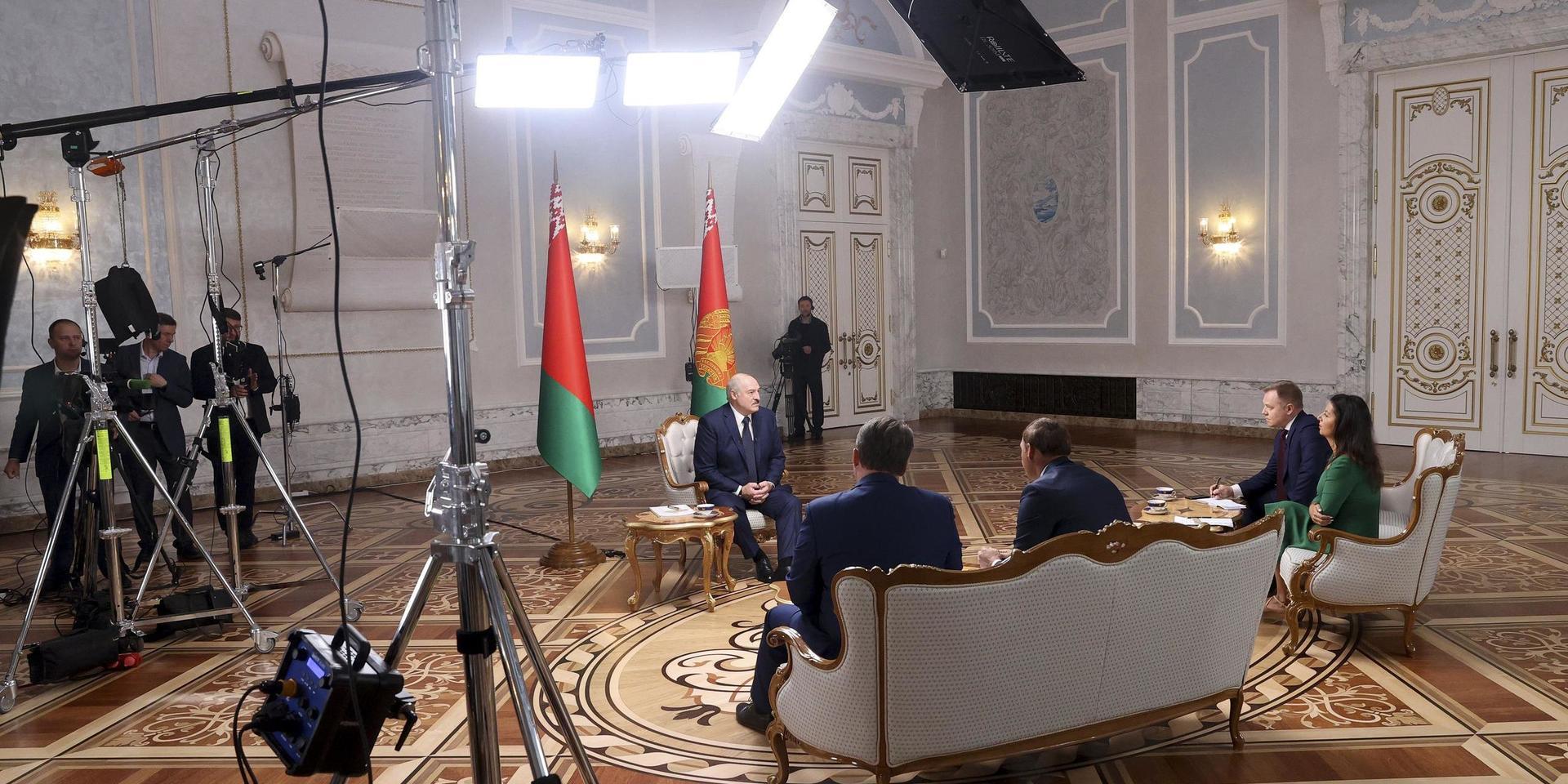 Belarus ledare Aleksandr Lukasjenko intervjuas av ryska journalister i Minsk i tisdags. Bland dem chefredaktörerna för flera av Rysslands statligt styrda medieorgan.