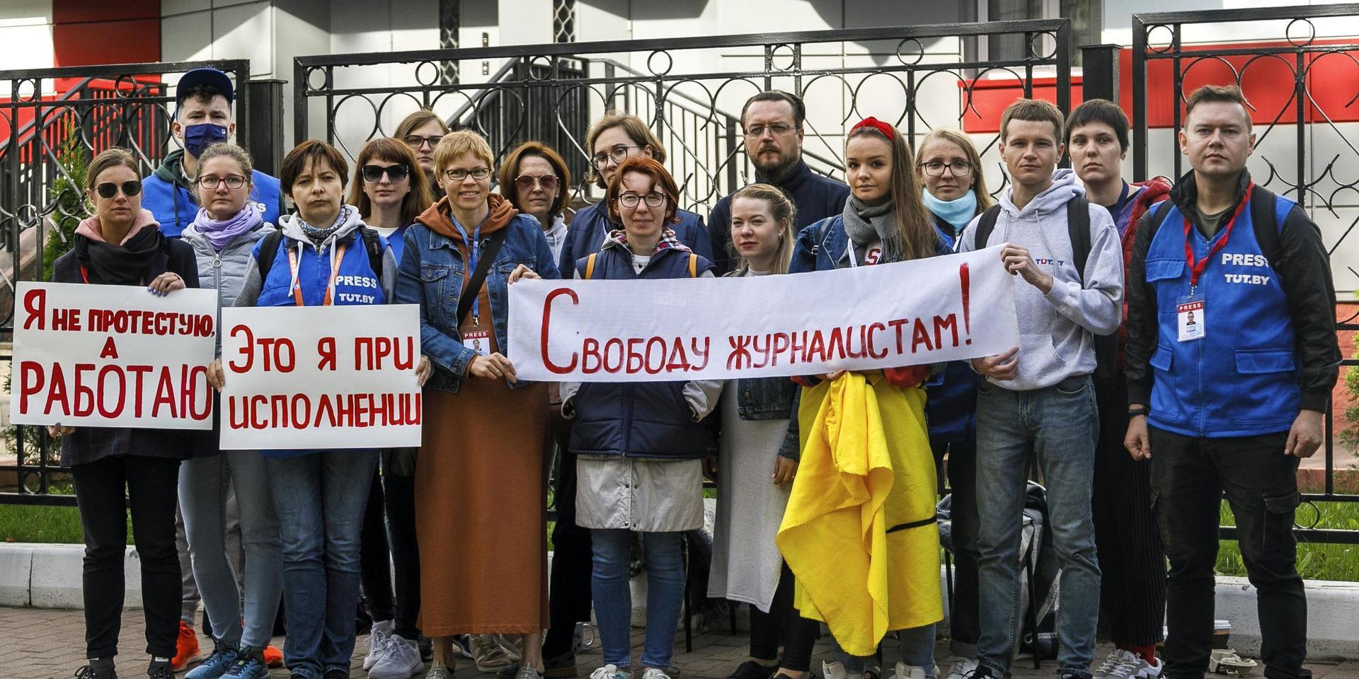 Journalister vid den belarusiska nyhetssajten Tut.by har gått i strejk och demonstrerar för pressfrihet framför en polisstation i Minsk, med anledning av att många kollegor blivit gripna. Bilden är tagen den 2 september.