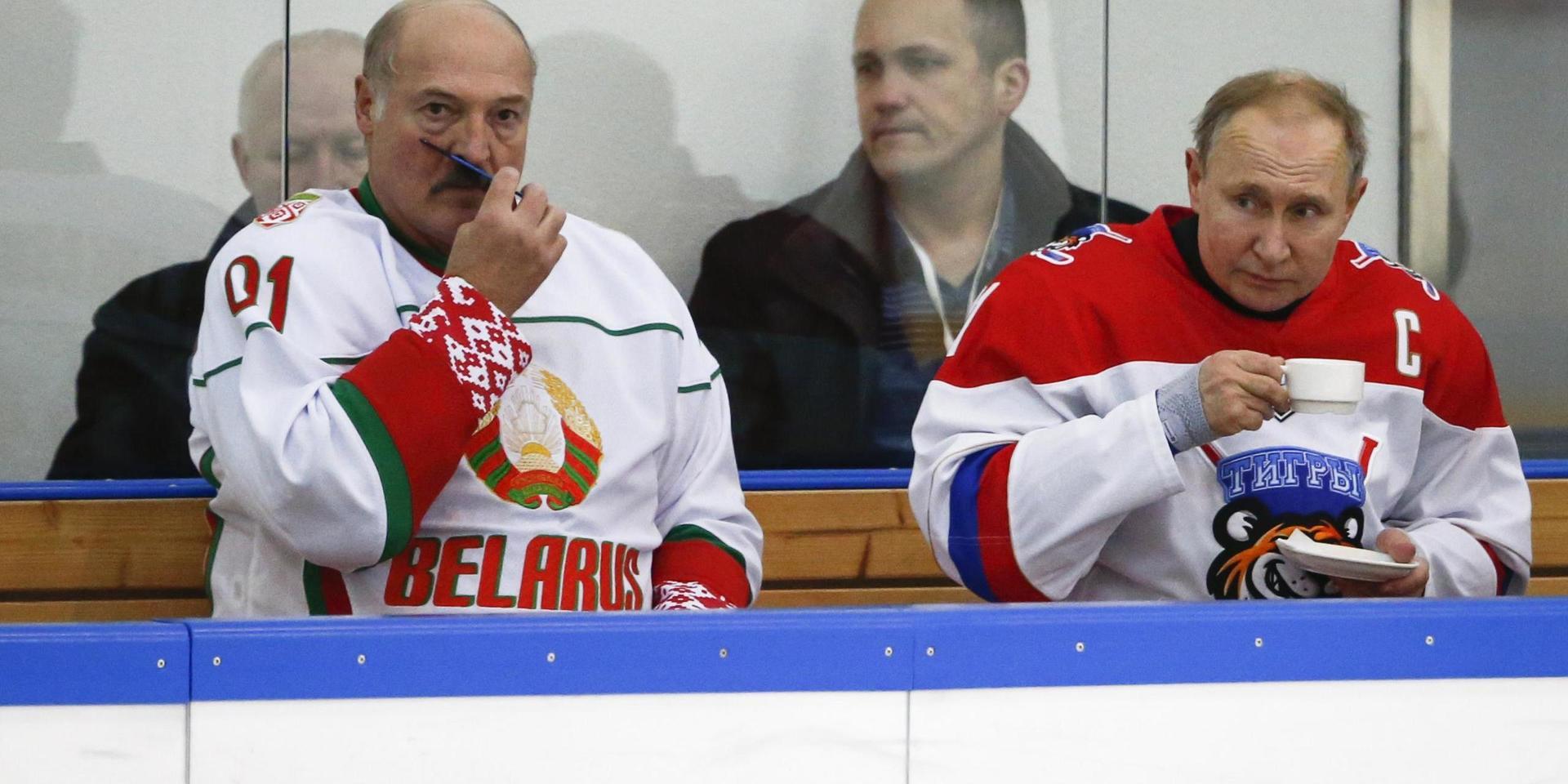 Aleksandr Lukasjenko och Vladimir Putin i båset under en vänskaplig ishockeymatch i Sotji, Ryssland, i februari i år.