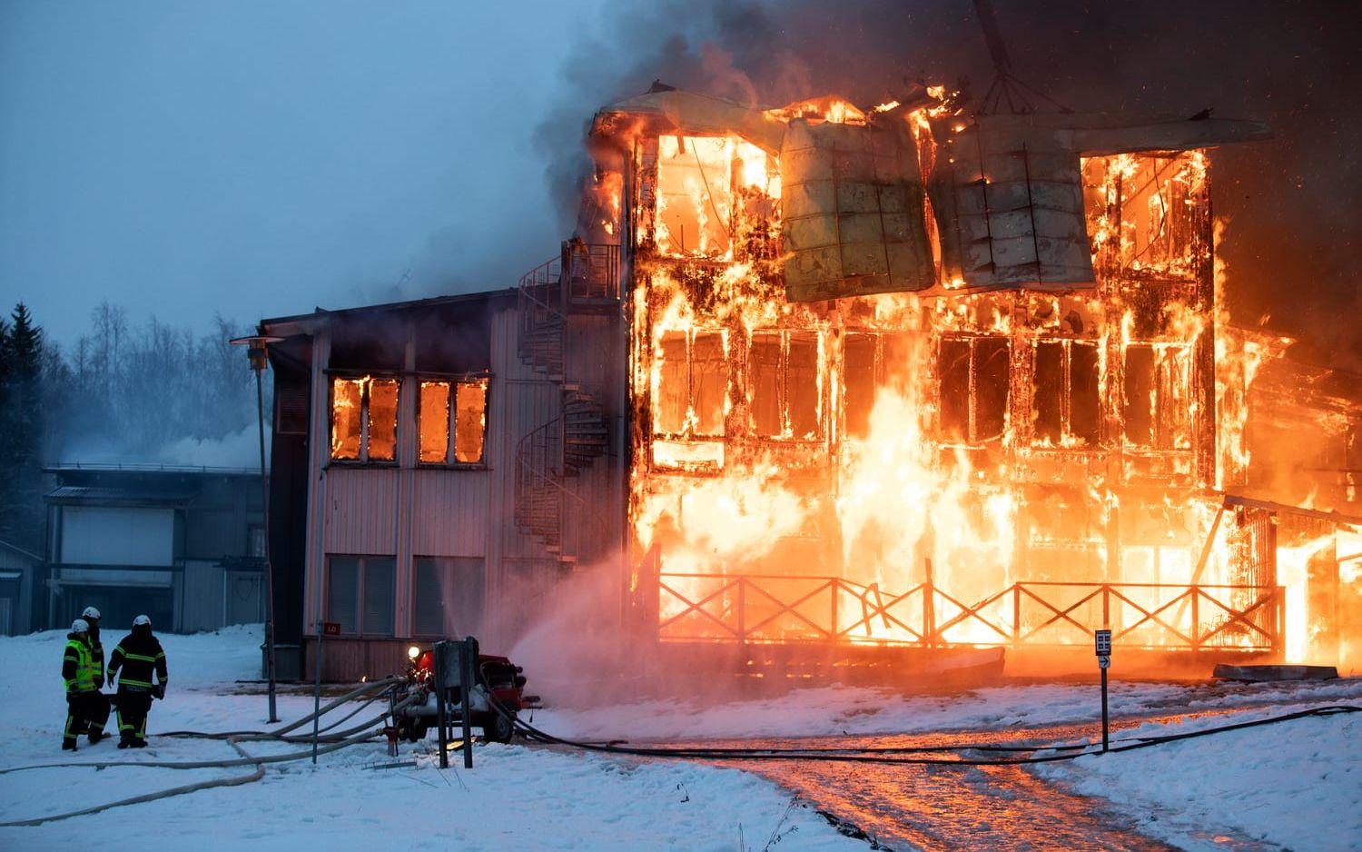 En stor brand har brutit ut i byggnaden Hyttan vid skidanläggningen Säfsen under måndagsmorgonen.