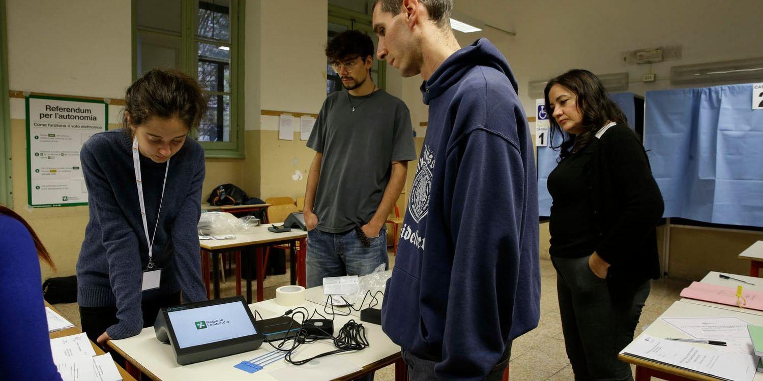 Här testas det elektroniska röstsystemet i Milano inför vallokalernas öppnande i dag.