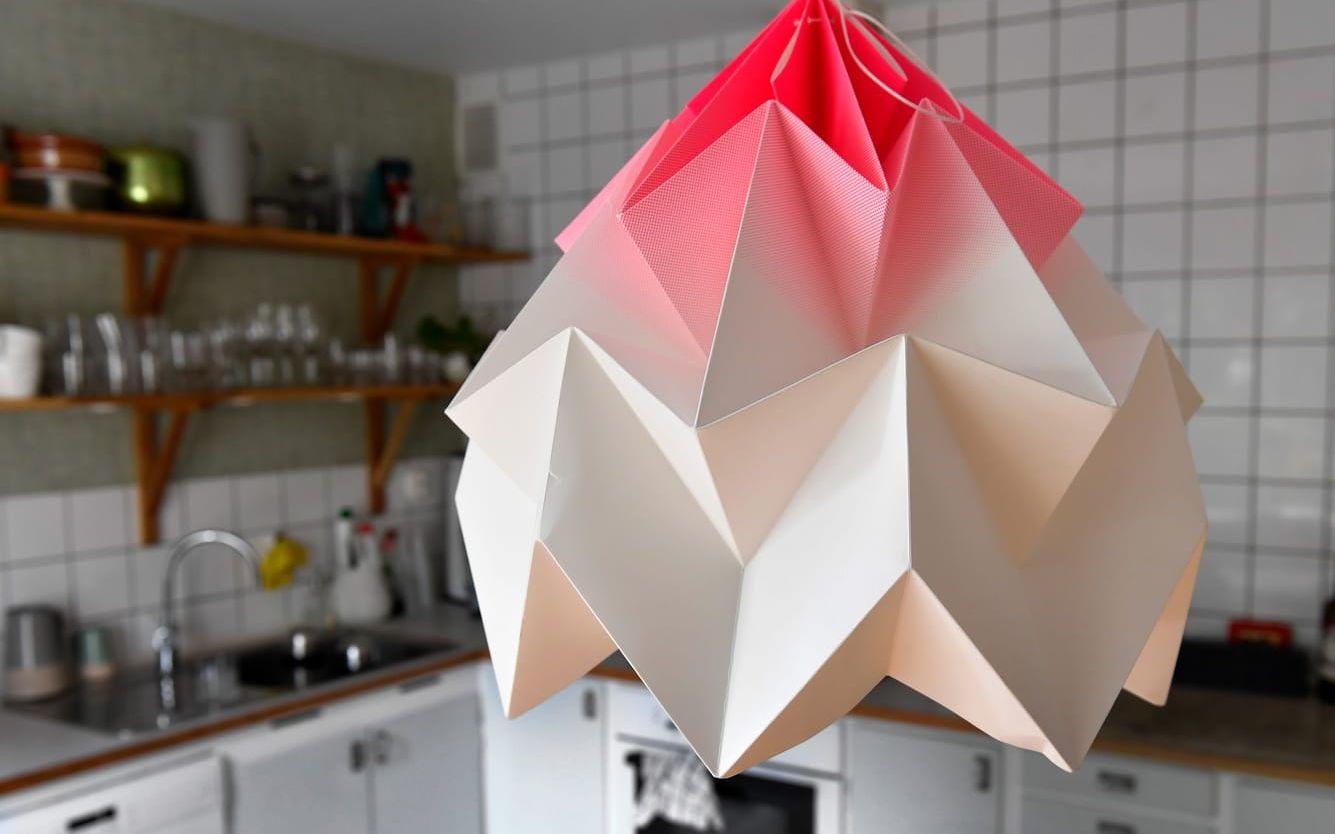 Lampan över köksbordet är från holländska Studio Snowpuppe och helt i papper, vilket gör att den kan läggas i kartongåtervinningen om den skulle gå sönder bortom räddning. Anders Wiklund/TT
