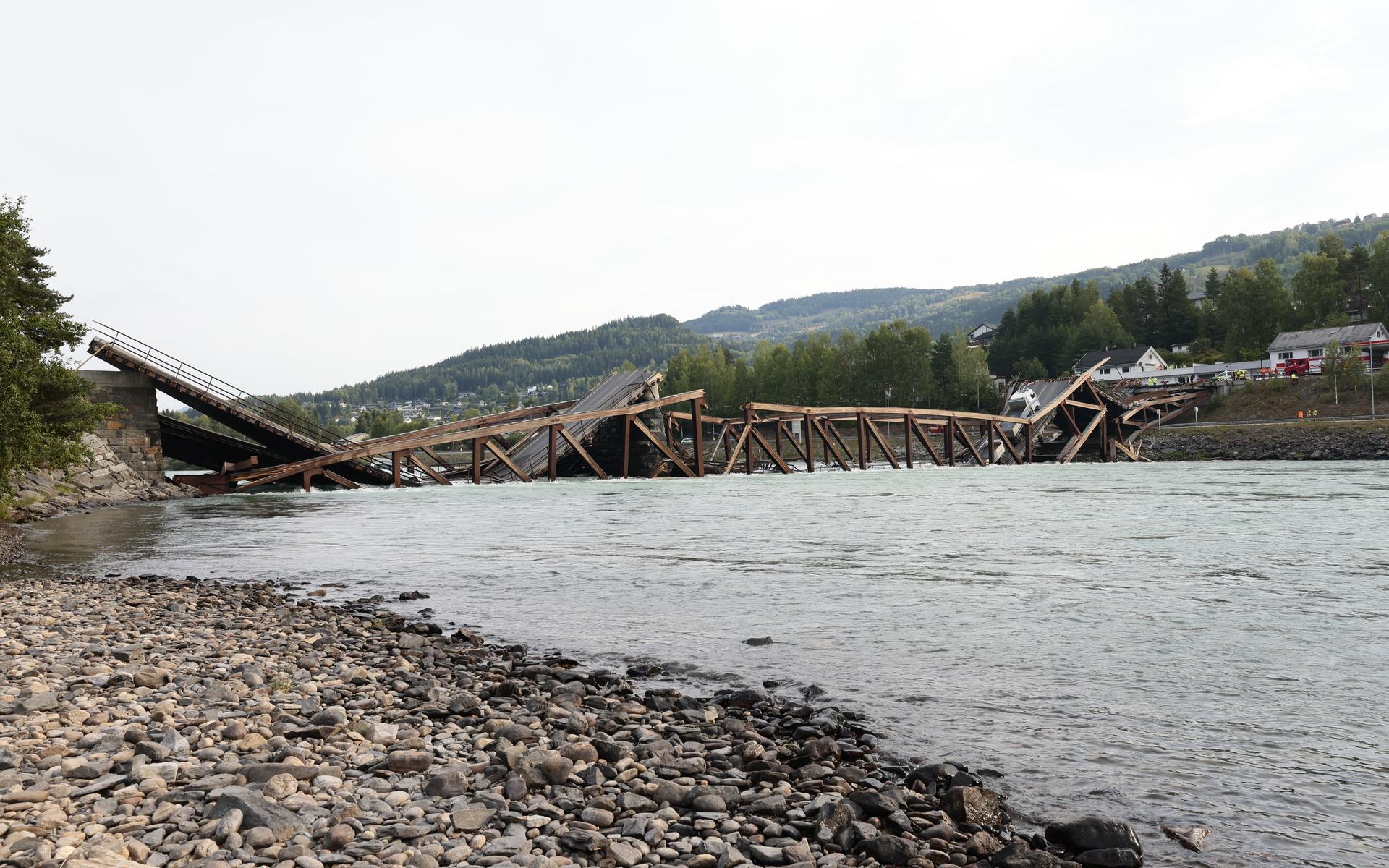 Strax innan klockan åtta på morgonen rasade Trettenbron i Norge. 