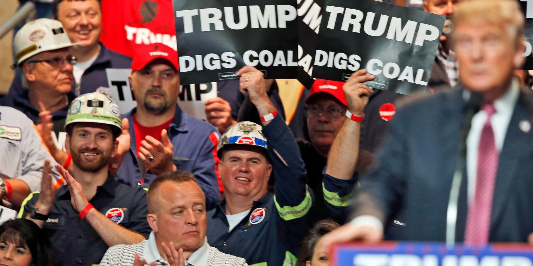 Kolgruvearbetare viftar med plakat under ett tal av Donald Trump i valrörelsen 2016. Presidenten har ofta lovordat kolenergin, trots att den orsakar mer utsläpp än andra kraftslag. Arkivbild.