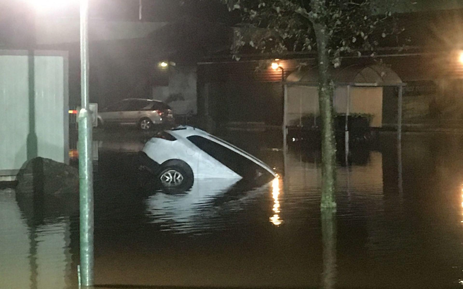 Bilar som har lämnat på parkeringarna i Kållered täcktes snart av vatten när regnet öste ner.