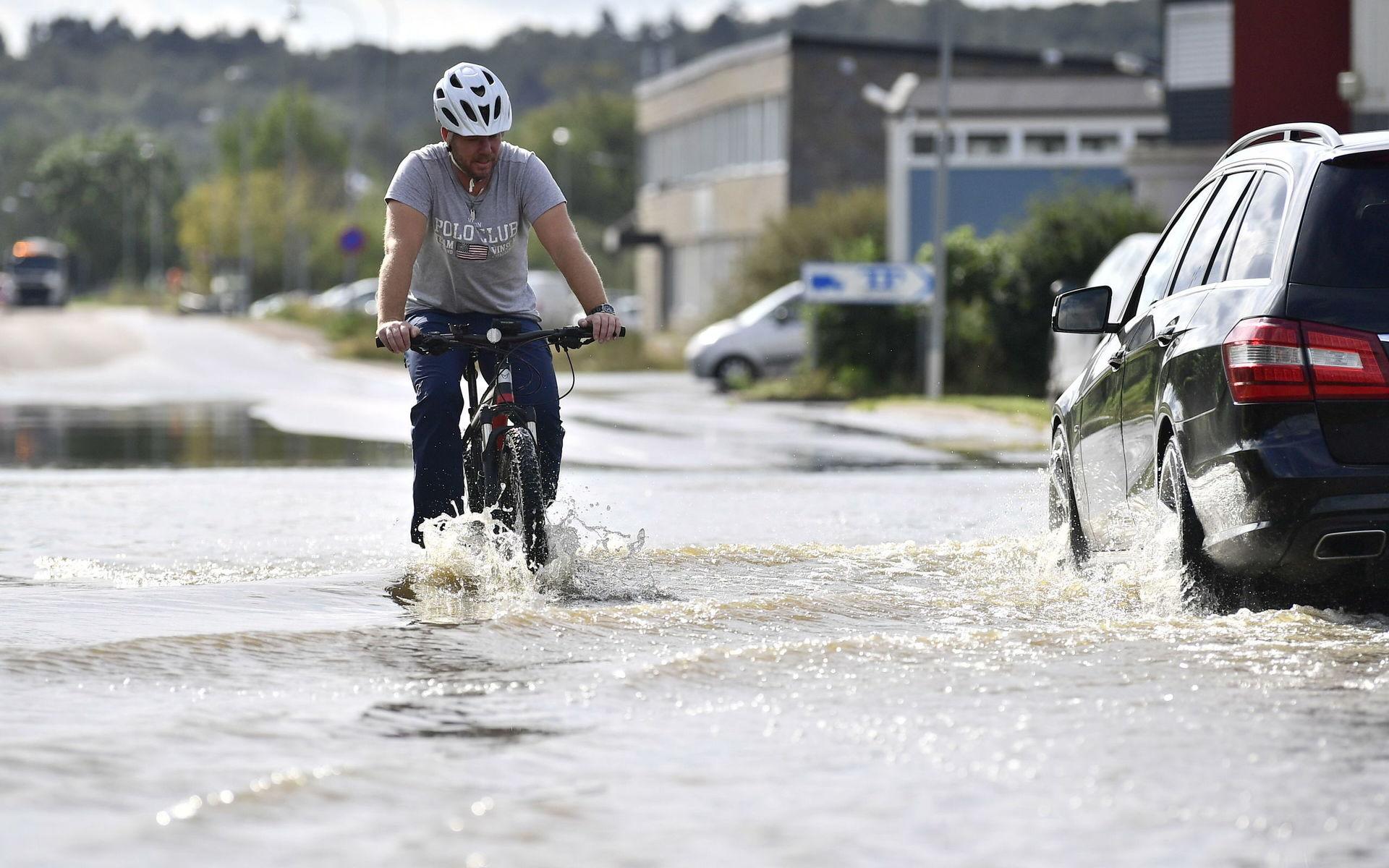 Mattias Gustafsson tog en tur på cykeln för att se översvämningarna. 