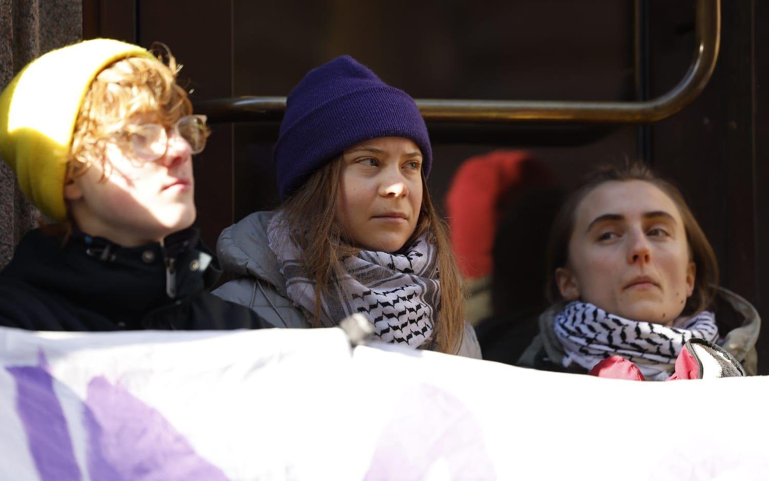 En grupp personer, majoriteten ungdomar, blockerade ingångar till Riksdagshuset på måndagen.