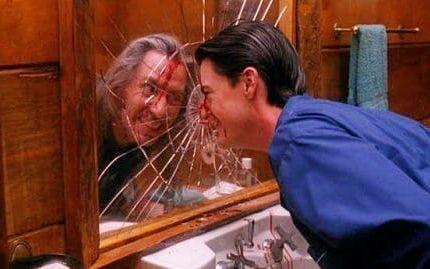 3. Agent Cooper och spegeln. Jag var inte förberedd på den där ikoniska scenen när Agent Cooper ställer sig framför spegeln för att plötsligt banka pannan i glaset. Bild: Showtime