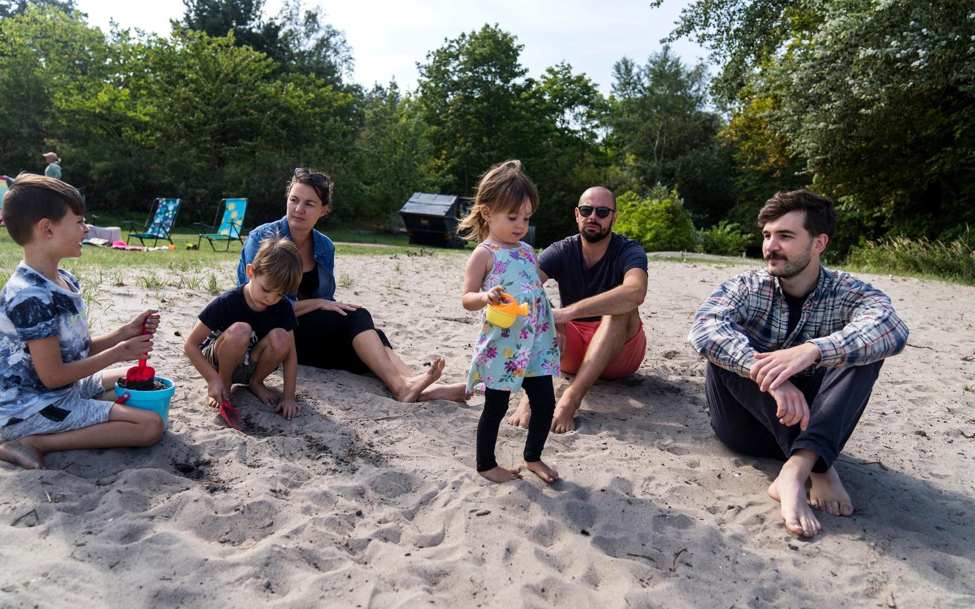 På sommarens sista söndag tog Emma och Alexander Zovic med barnen Lukas, 7, Noa, 5, och Saga, 2,5, tillsammans med deras morbror Erik Lundgren ner till stranden för en fika.