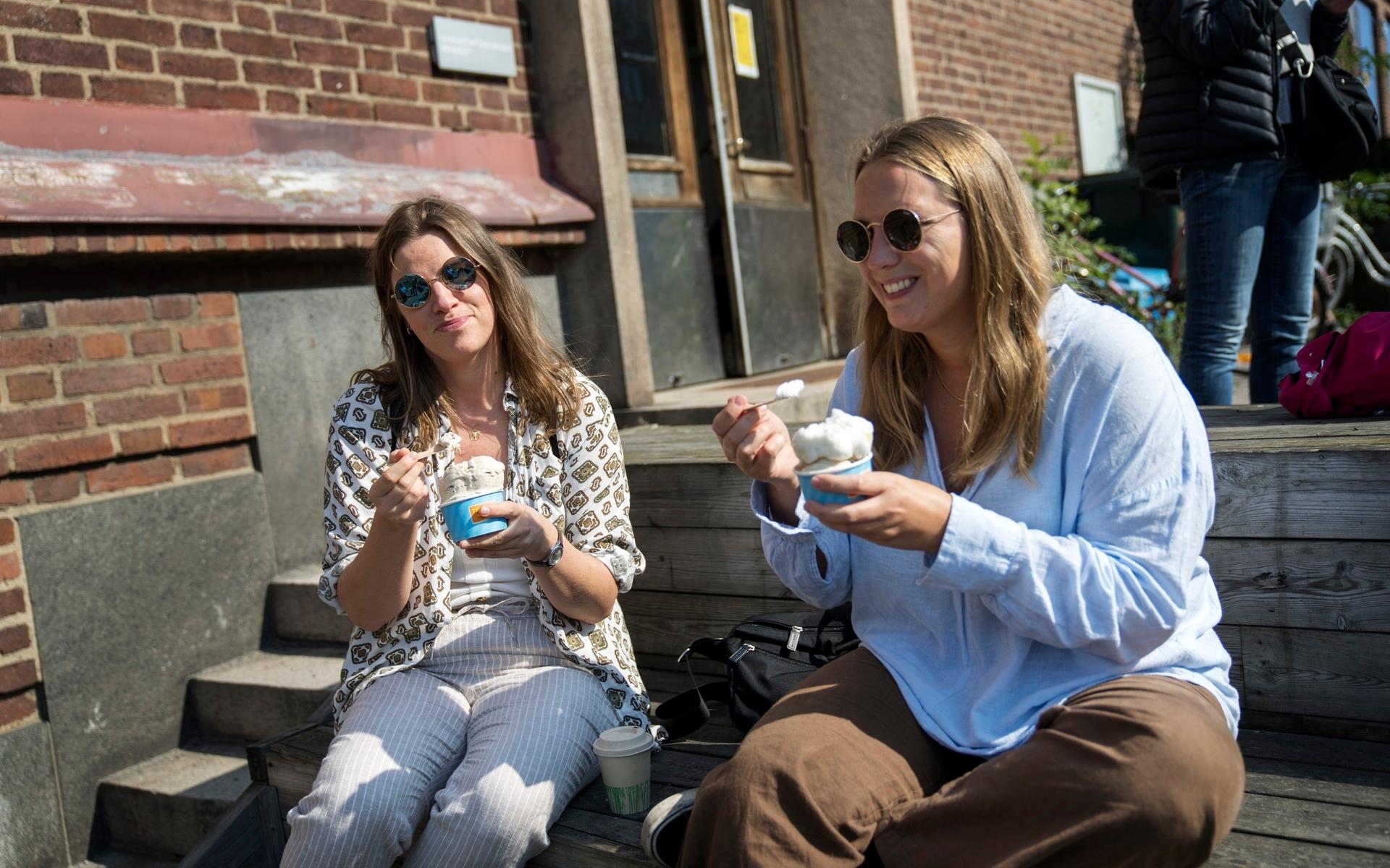 Tina Andersson och Michaela Larsson tog vägen förbi glasstället på Bruksgatan. Två glasskulor var blev belöningen.
