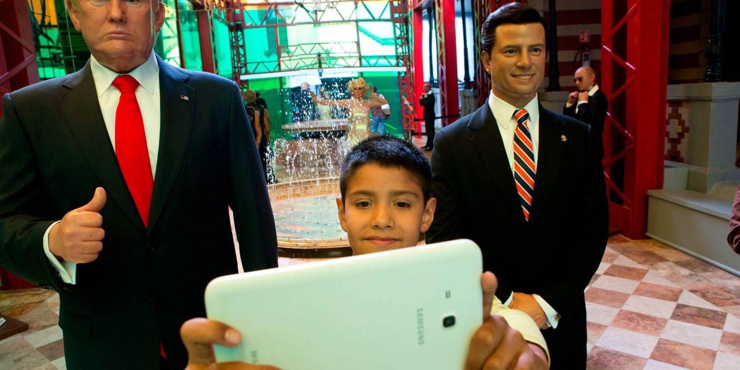 Donald Trump och Enrique Peña Nieto, här som vaxdockor på ett museum i Mexico City, talade i telefon i januari. Nu har samtalet läckt. Arkivbild.