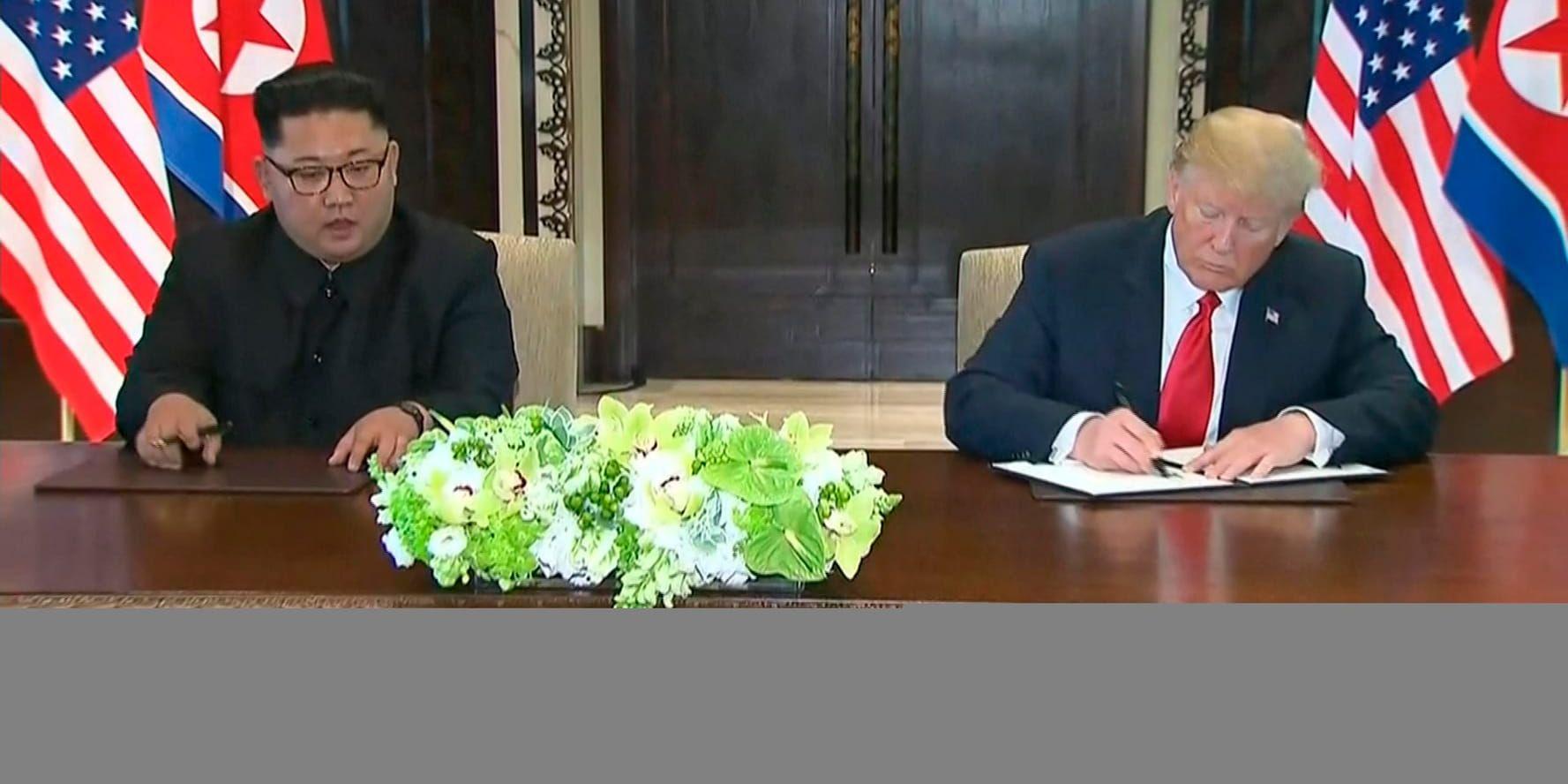 USA:s president Donald Trump och Nordkoreas diktator Kim Jong-Un skriver under avtalet vid tisdagens toppmöte i Singapore.