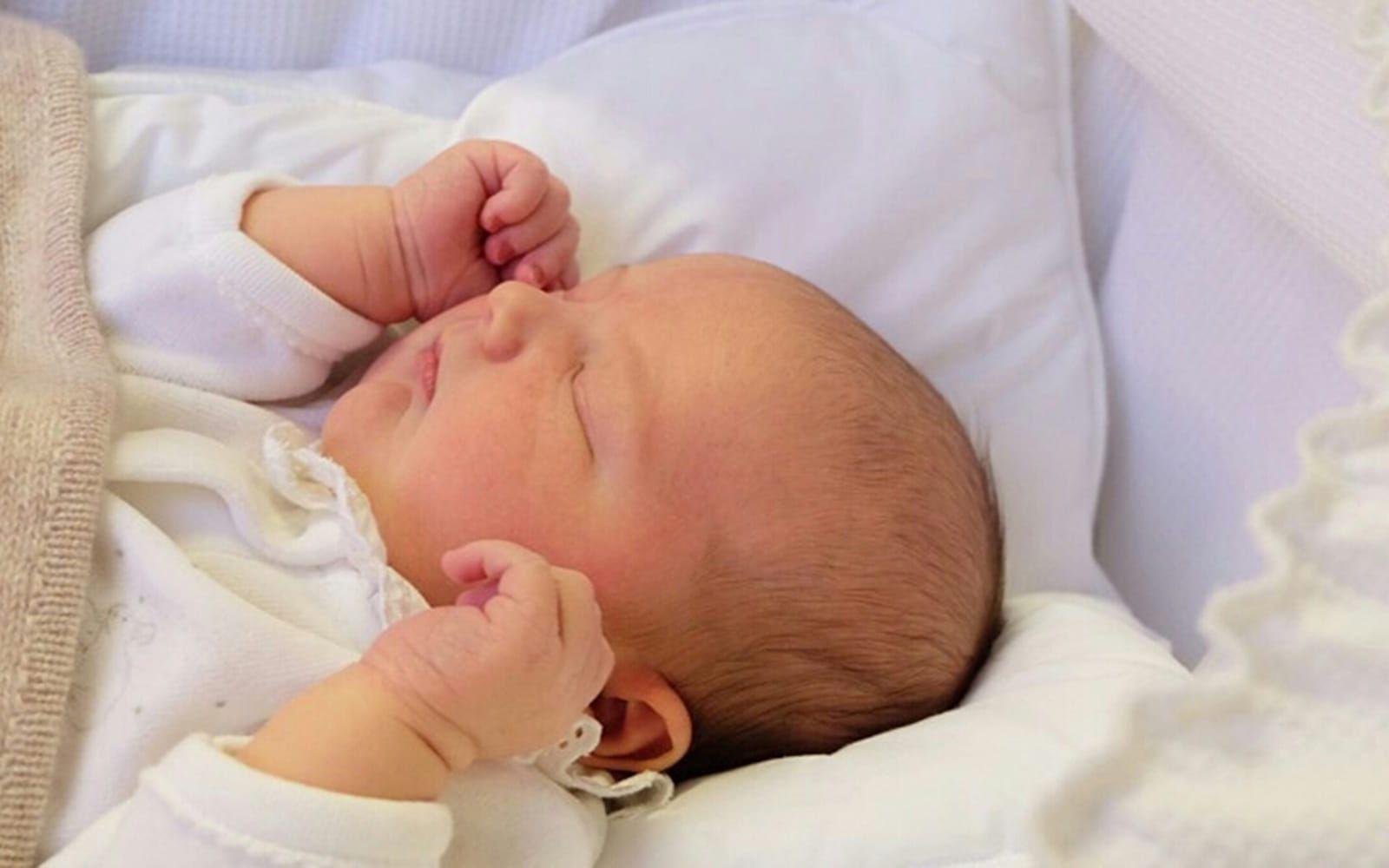 22 april: Nyfikenheten kring den nyfödde prinsen är stor och fotograf prins Carl Philip kommer till undsättning med den här bilden på prins Alexander. Foto: Prins Carl Philip/Kungahuset.se