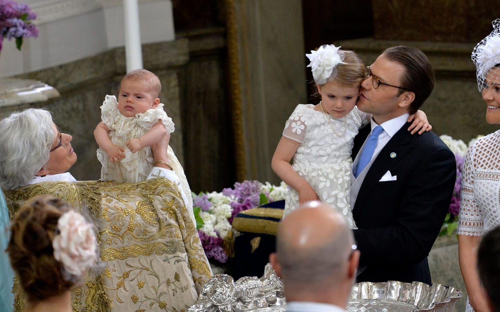 27 maj: Ärkebiskop Antje Jackelén håller upp prins Oscar under prinsdopet i slottskyrkan. Foto: TT
