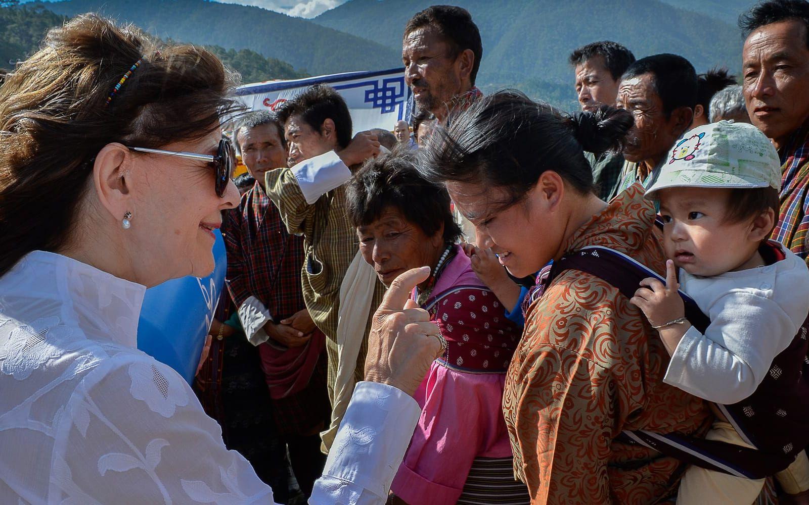 10 juni: Drottning Silvia skojar med ettårige pojken Tenzin Norbu under kungaparets statsbesök i kungadömet Bhutan. Foto: TT