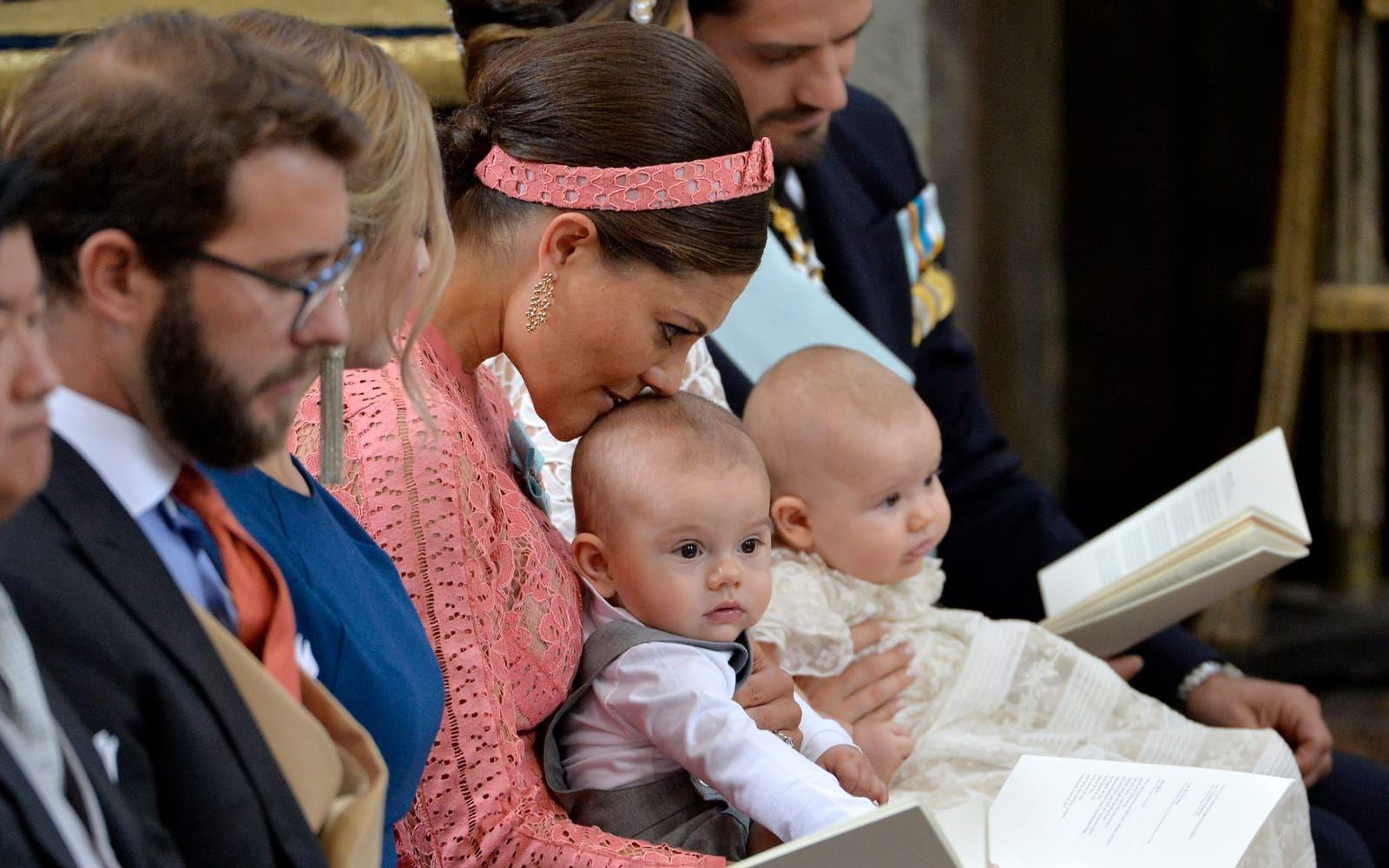 9 september: Kronprinsessan Victoria myser med lille prins Oscar under kusinen prins Alexanders dop. Foto: TT