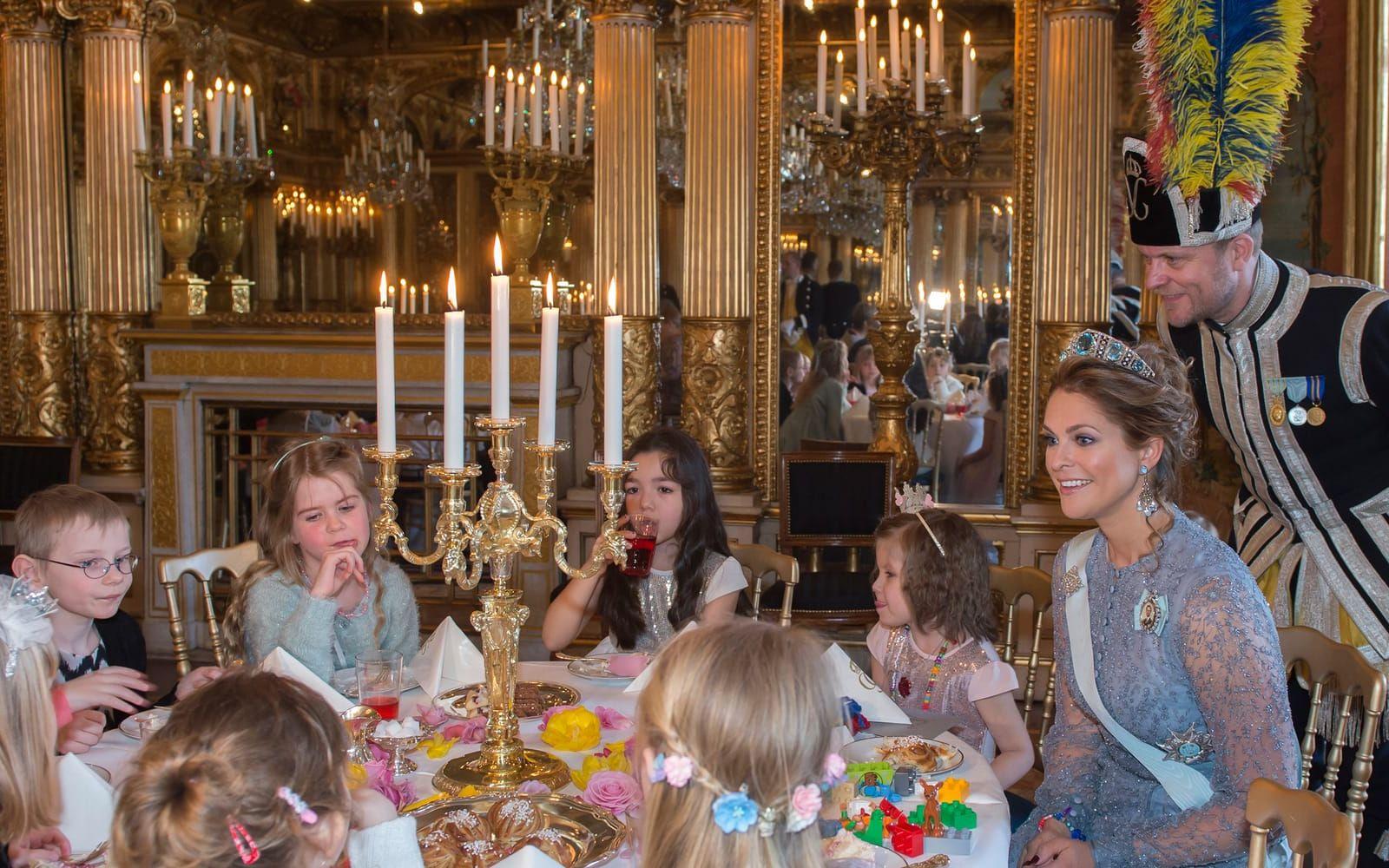 22 februari: Prinsessan Madeleine med barn som bjudits in till sagokalas på kungliga slottet i regi av Min stora dag. Foto: Kate Gabor/Kungahuset.se