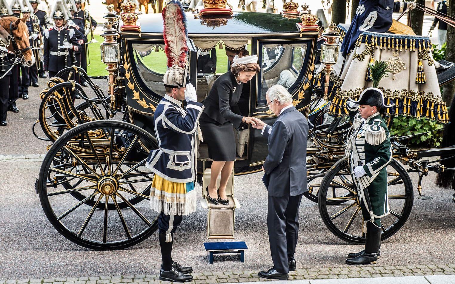 13 september: Drottningen och kungen gör storstilad entré ur sjuglasvagnen vid riksmötets öppnande. Foto: Tomas Oneborg/SvD/TT
