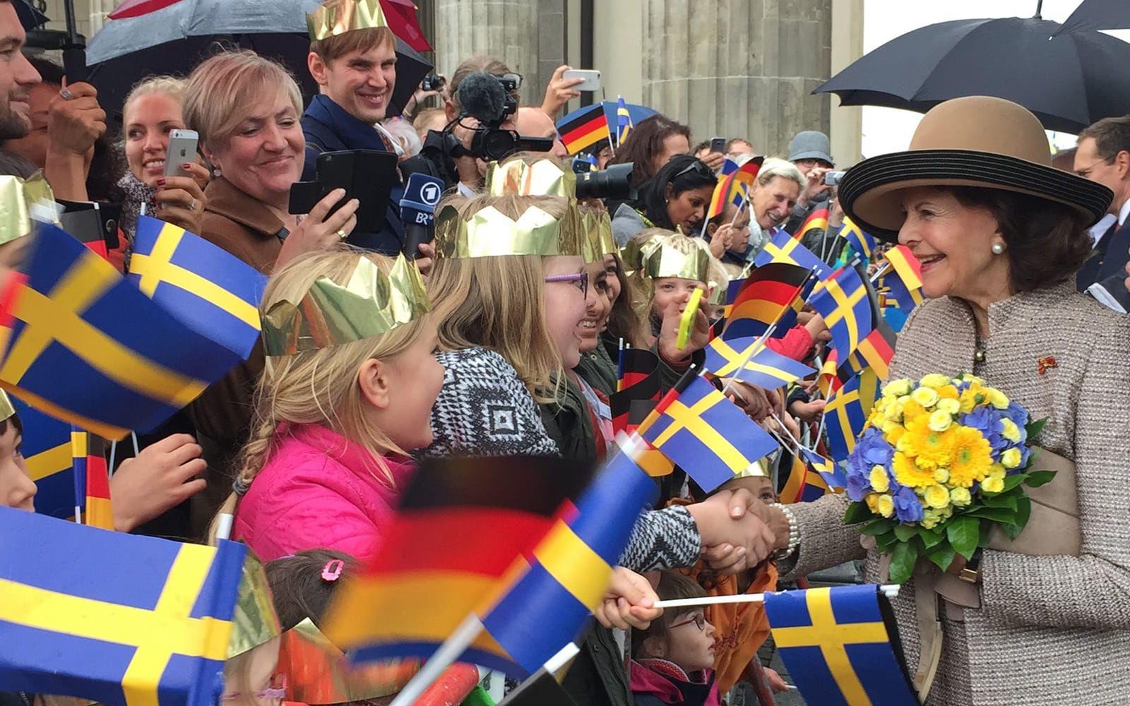 5 oktober: Drottning Silvia möts av ett hav av svenska flaggor i Brandenburger Tor under kungaparets statsbesök i Tyskland. Foto: Kungahuset.se