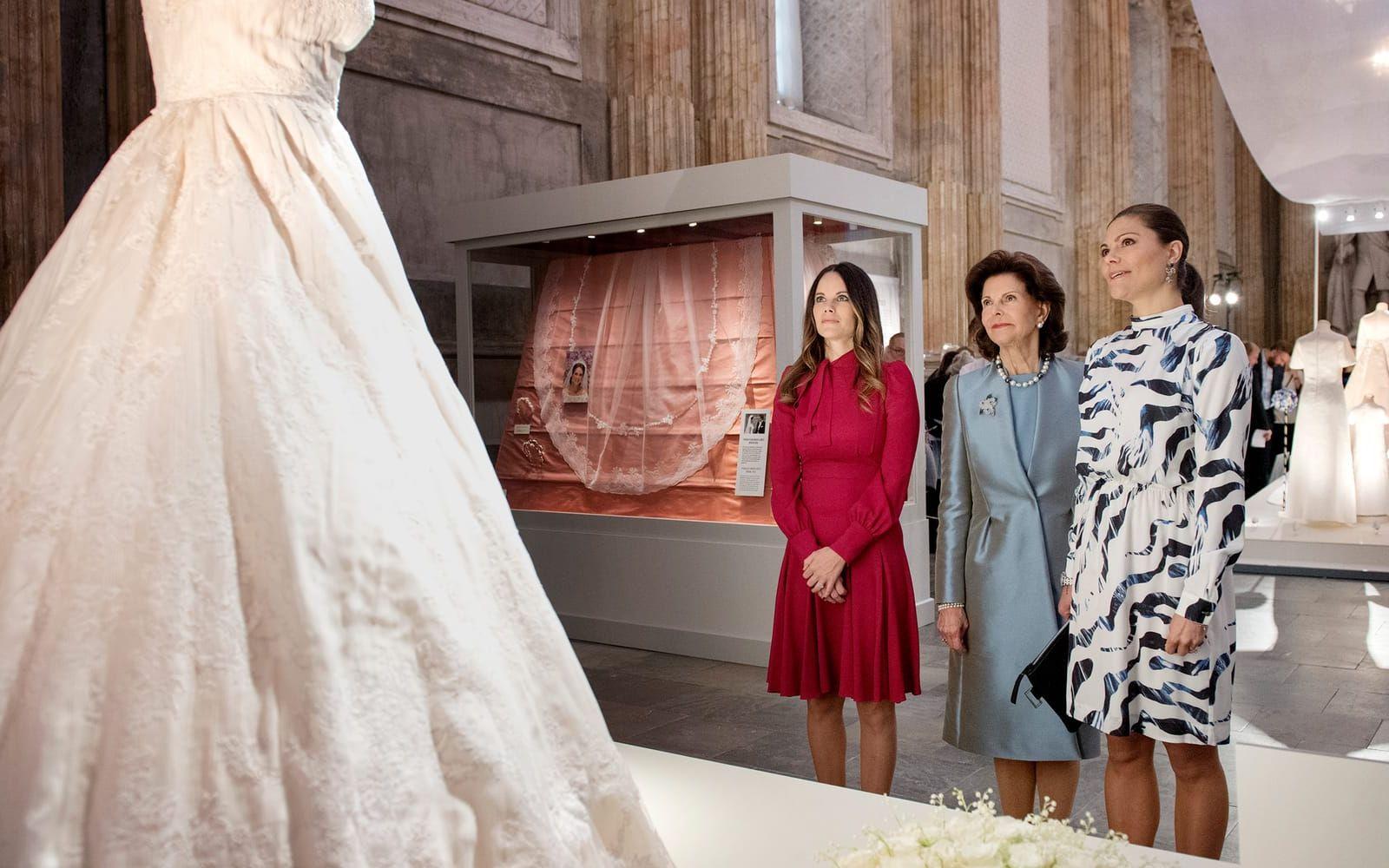 17 oktober: Prinsessan Sofia, kronprinsessan Victoria och drottning SIlvia närvarar vid invigningen av utställningen ”Kungliga brudklänningar 1976-2015” i Rikssalen på slottet. En utställning som trion i allra högsta grad bidragit till! Foto: TT