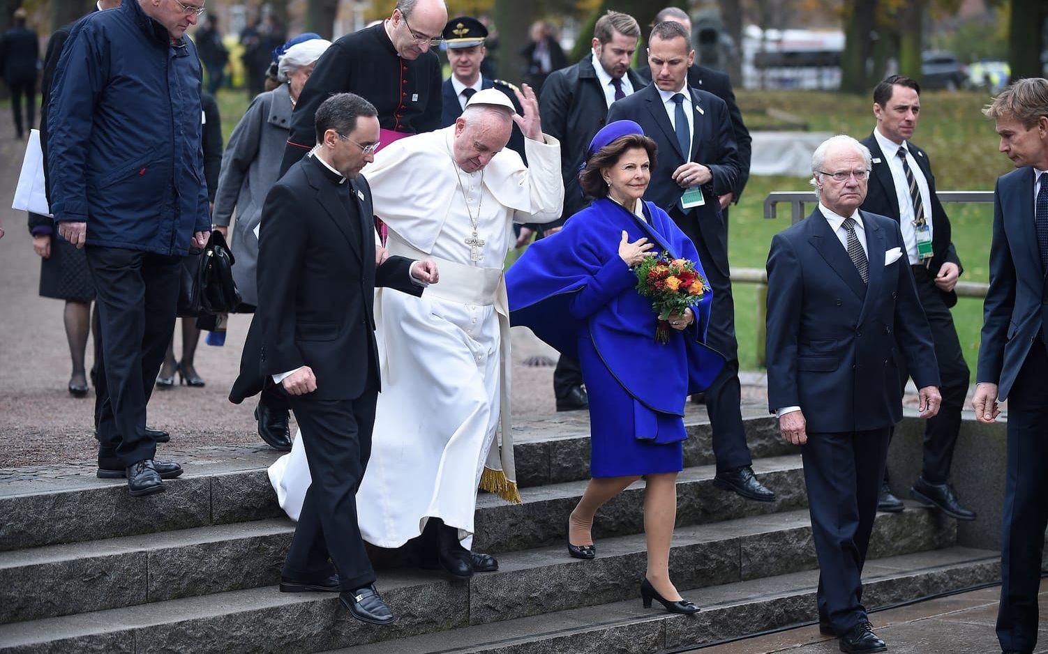31 oktober: Håll i hatten! Påve Franciskus är på besök i Lund och ses här snubbla på väg till domkyrkan i sällskap av kungen och drottningen. Foto: TT