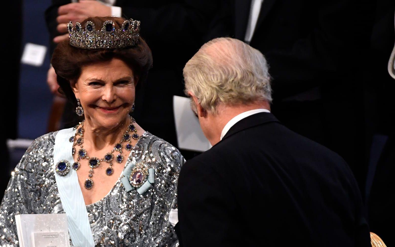 10 december: Drottning Silvia ler mot kung Carl Gustaf i Konserthuset i Stockholm under Nobelprisutdelningen. Foto: TT