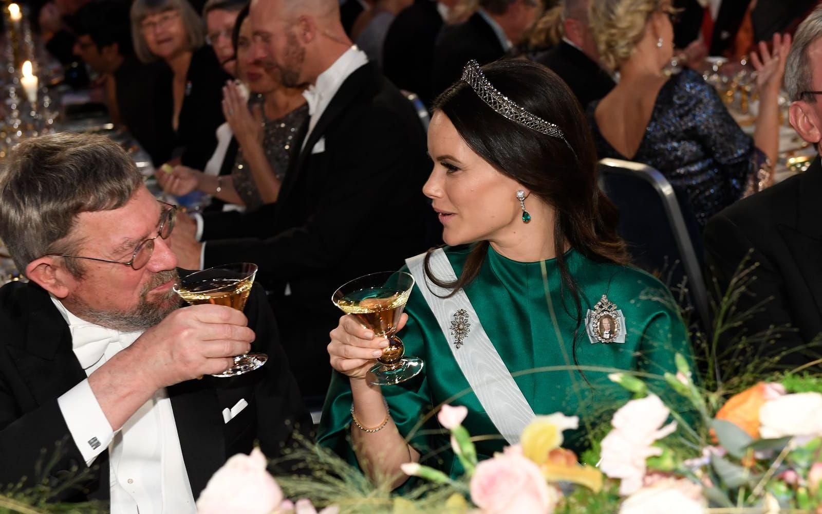 10 december: Skål! Prinsessan Sofia skålar med fysikpristagaren Michael Kosterlitz. Prinsessan hade även kemipristagaren Jean-Pierre Sauvage till bordet. Foto: TT