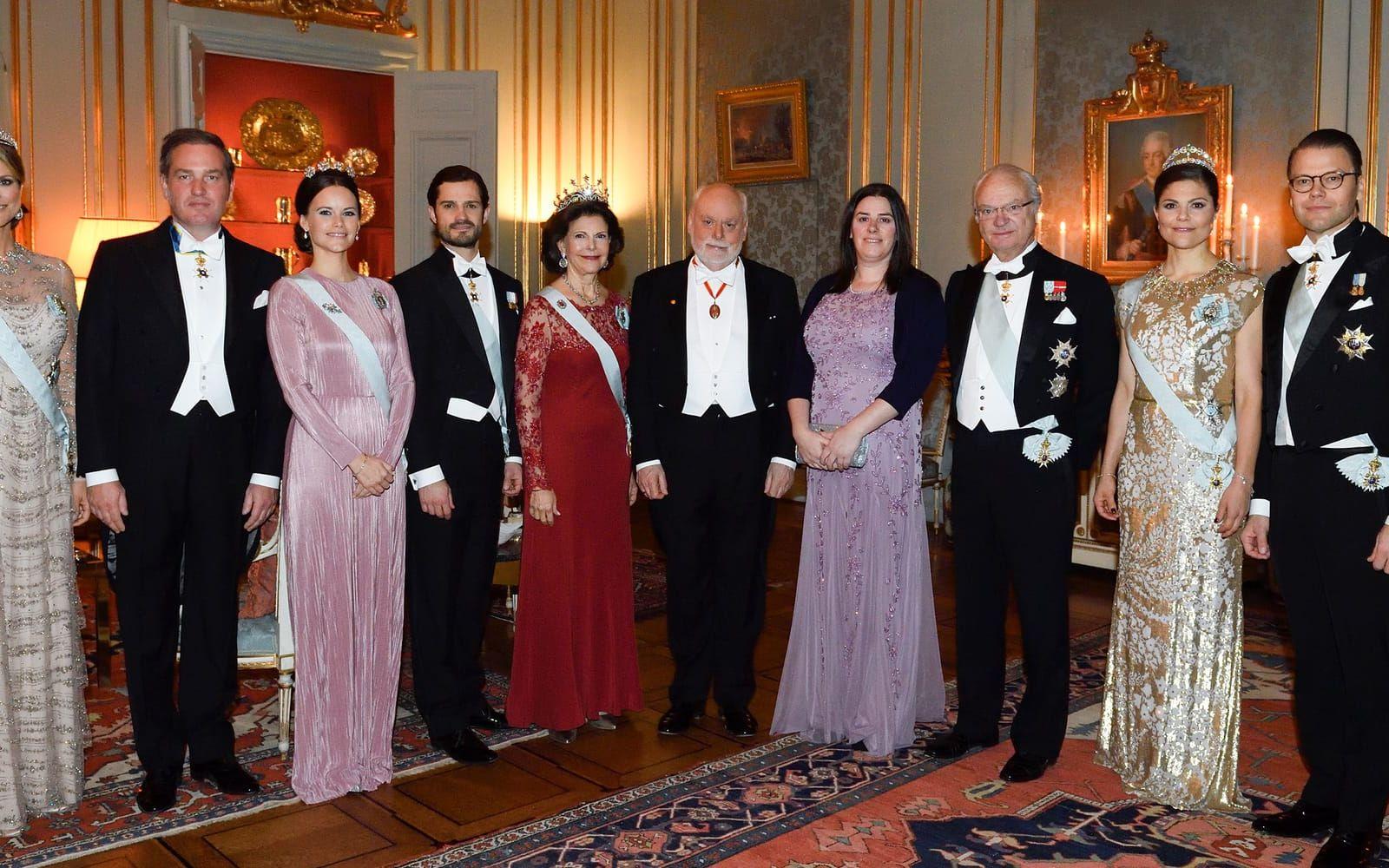 11 december: Kungaparet bjuder in till middag för Nobelpristagarna på Stockholms slott och kemipristagaren Fraser Stoddart med sällskap poserar med prinsessan Madeleine, Chris O’Neill, prinsessan Sofia, prins Carl Philip, kung Carl Gustaf, kronprinsessan Victoria och prins Daniel. Foto: TT