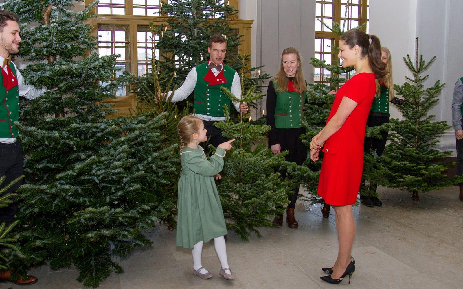 14 december: Kronprinsessan Victoria och prinsessan Estelle kommer i julstämning när studenter från SLU levererar julgranar. Foto: Garlöv, Kungahuset.se