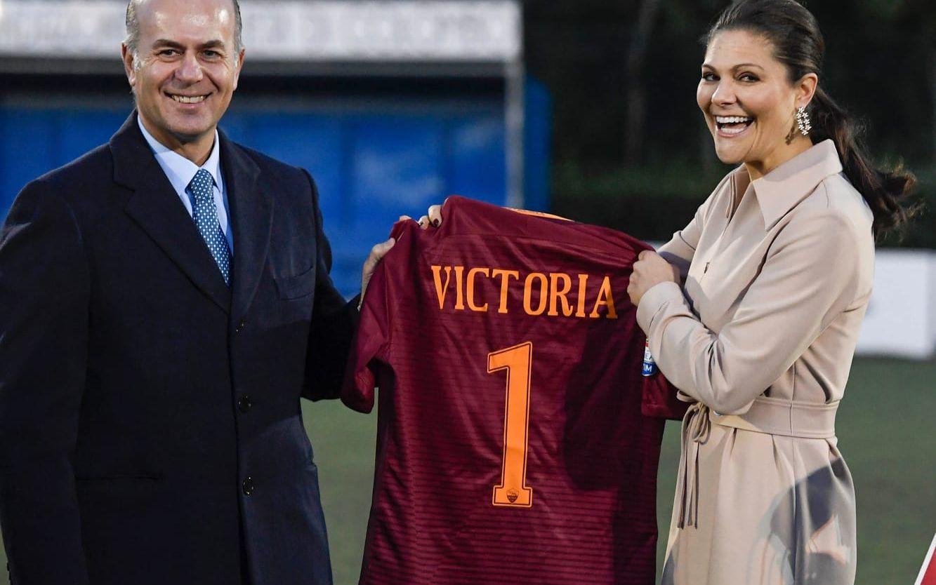 15 december: Fotbollsklubben AS Romas vd överräcker tröja nummer ett till kronprinsessan Victoria under hennes besök vid Romas projekt för ungdomar med funktionsnedsättningar i den italienska huvudstaden. Foto: TT