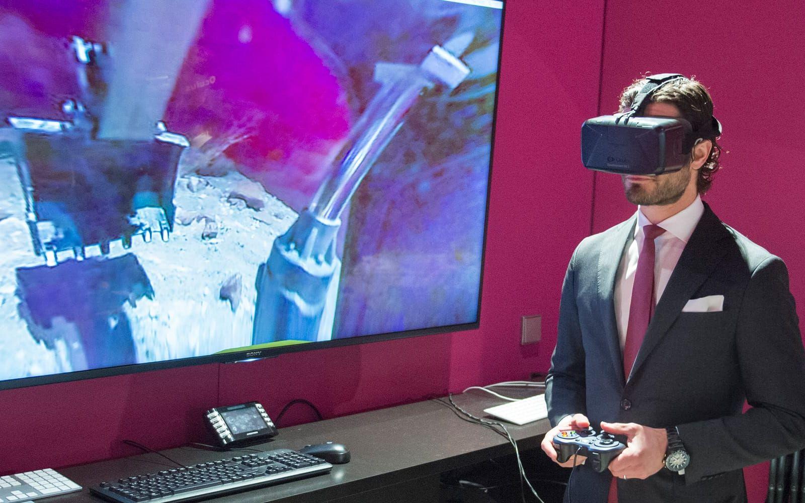 31 mars: För Sverige – i framtiden? Prins Carl Philip provar ny VR-teknik under ett besök hos Ericsson i Kista. Foto: TT