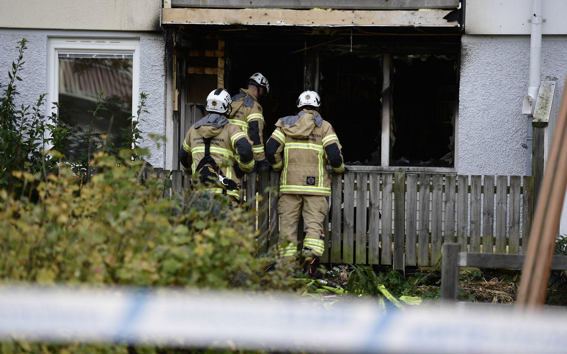 En fullt utvecklad lägenhetsbrand har rasat i Västra Frölunda.