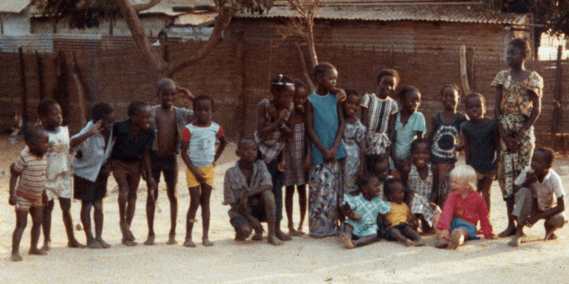 Benny tillsammans med sina lekkamrater under uppväxtåren i Gambia.