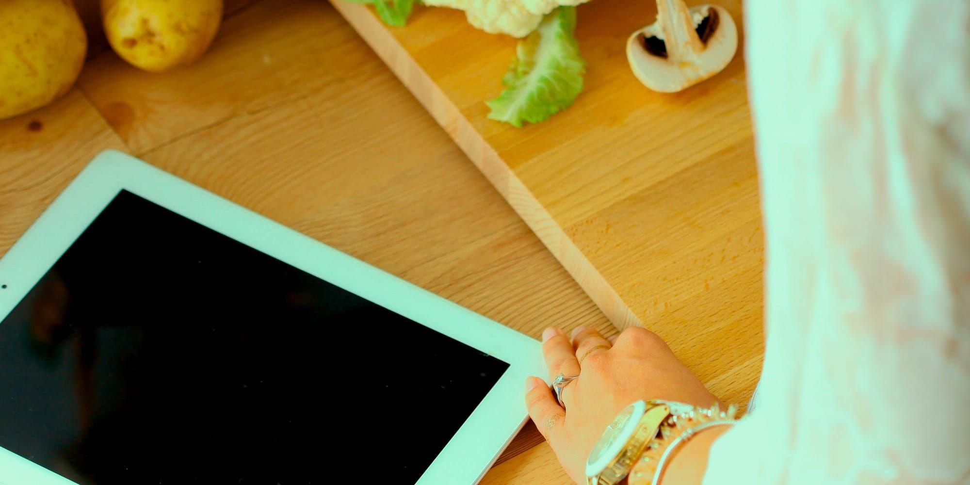 
    Moderna kök kanske borde erbjuda skärmar där man kan läsa middagsrecepten smidigt. Foto: Shutterstock.com
   