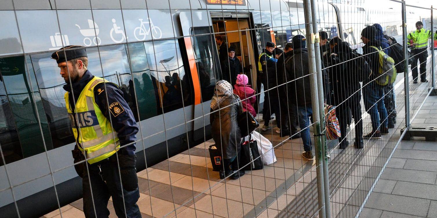 Ansträngt. Även om Migrationsverket skriver ned prognosen för 2016 är antalet asylsökande som kommer till Sverige i ett historiskt perspektiv fortsatt högt.