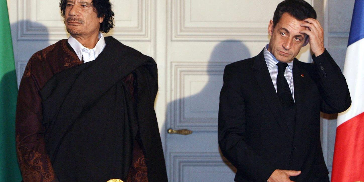Nicolas Sarkozy tillsammans med Muammar Gaddafi i december 2007. Arkivbild.