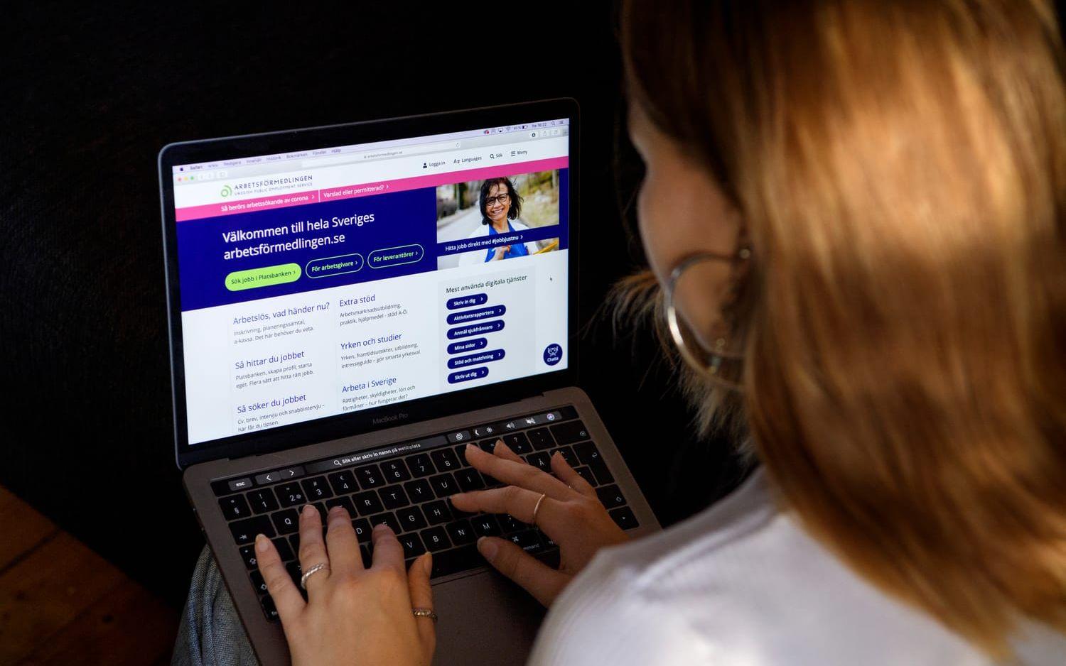 
En ung vuxen söker jobb på Arbetsförmedlingens hemsida. Arkivbild.
