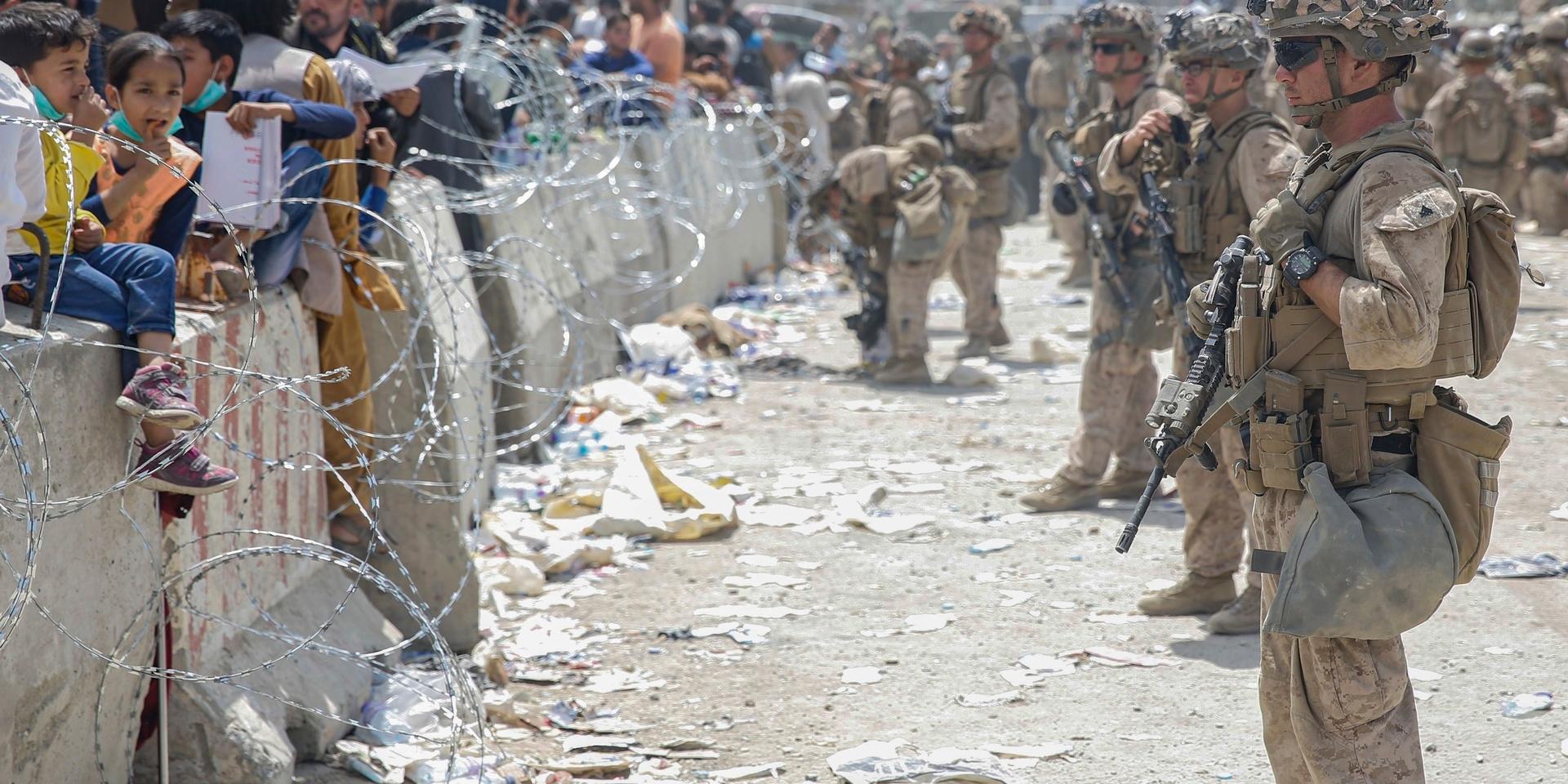 Amerikanska soldater assisterar vid evakueringen av människor ut ur Afghanistan vid Kabuls internationella flygplats den 20 augusti.