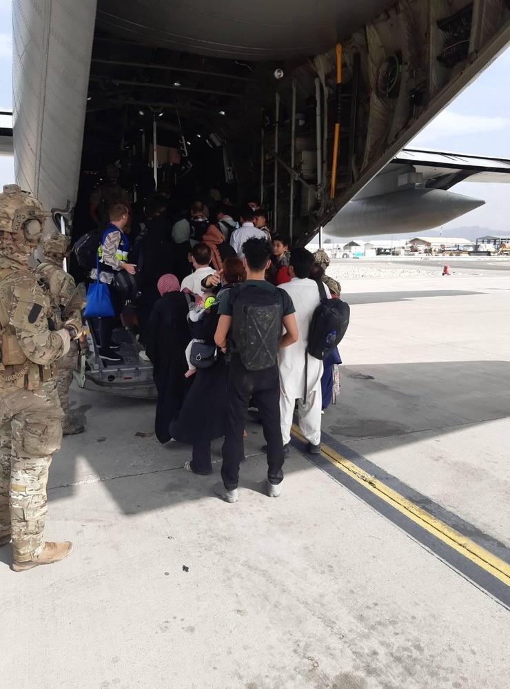 Svenska försvarmaktens Hercules på Kabuls flygplats på söndagen.