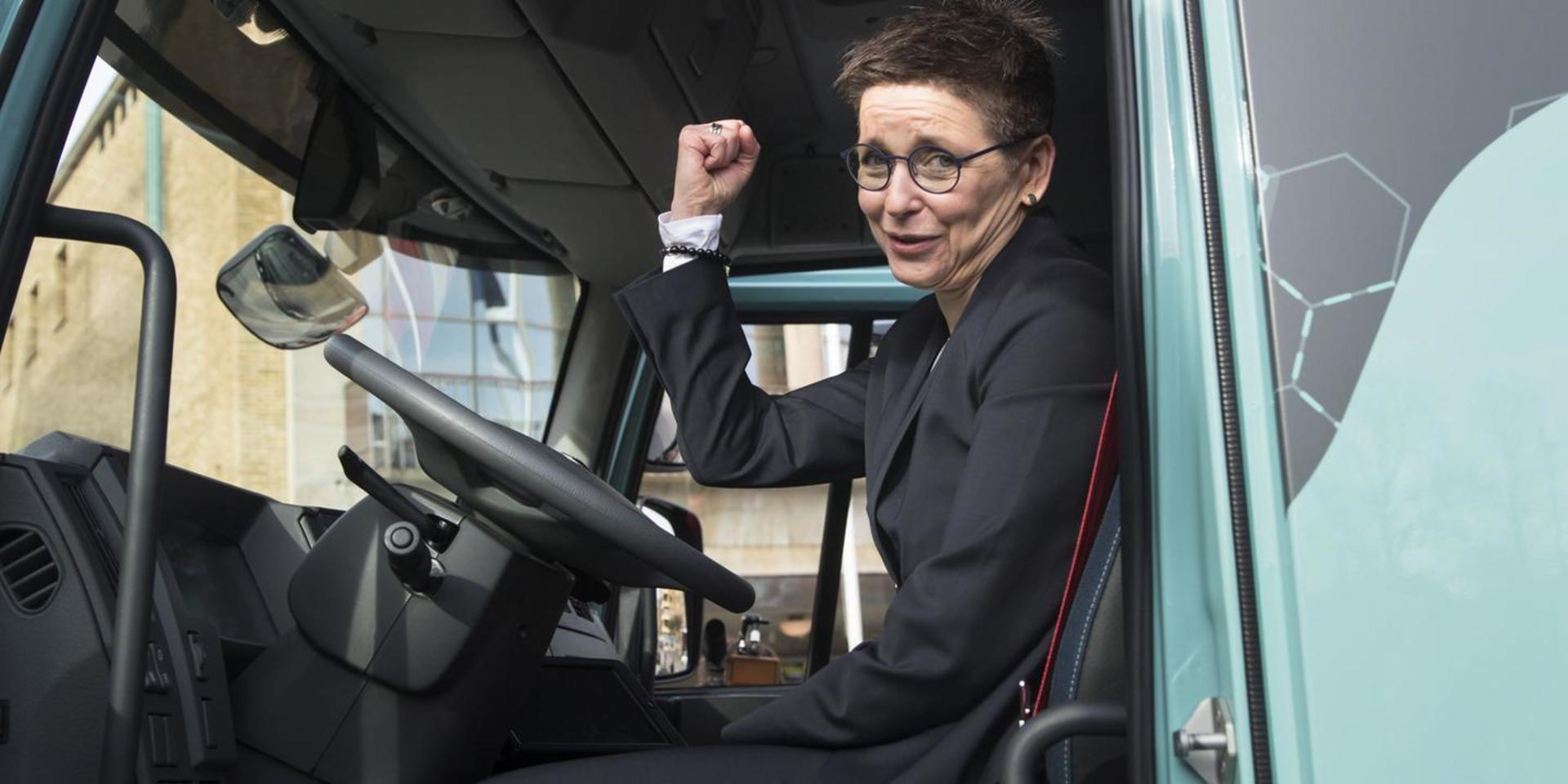 När Volvo Lastvagnar visade den första helt eldrivna lastbilen in på Götaplatsen fick Ann-Sofie Hermansson, som då var kommunstyrelsens ordförande, ta plats bakom ratten.
