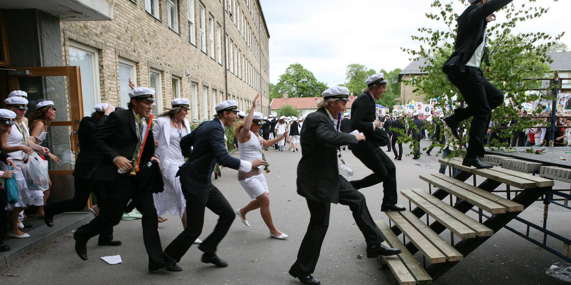Arkivbild. Lyckliga studenter springer ut på Katrinelundsgymnasiet i Göteborg.