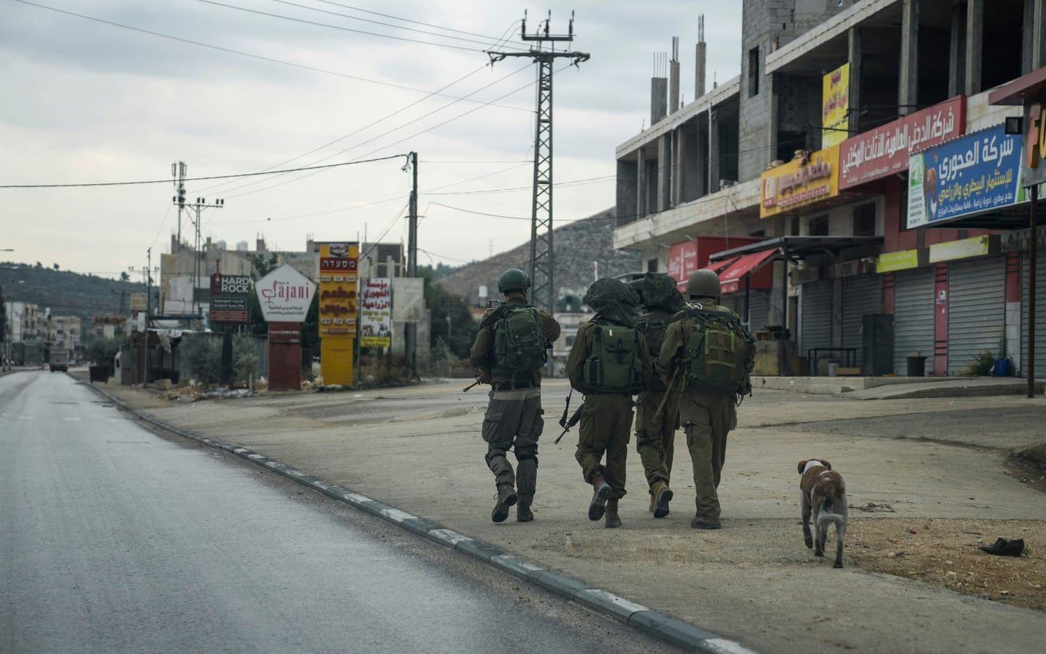 Israeliska soldater patrullerar i Hawara på Västbanken. Arkivbild.