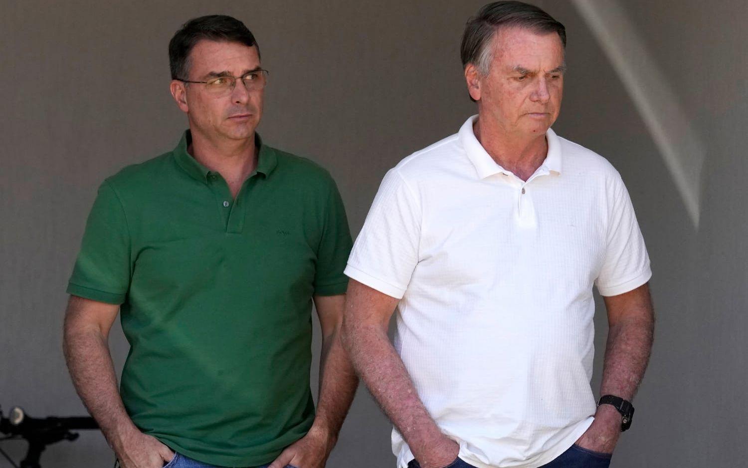 Jair Bolsonaro (till höger) tillsammans med sin son Flávio Bolsonaro. Bilden är från i höstas.
