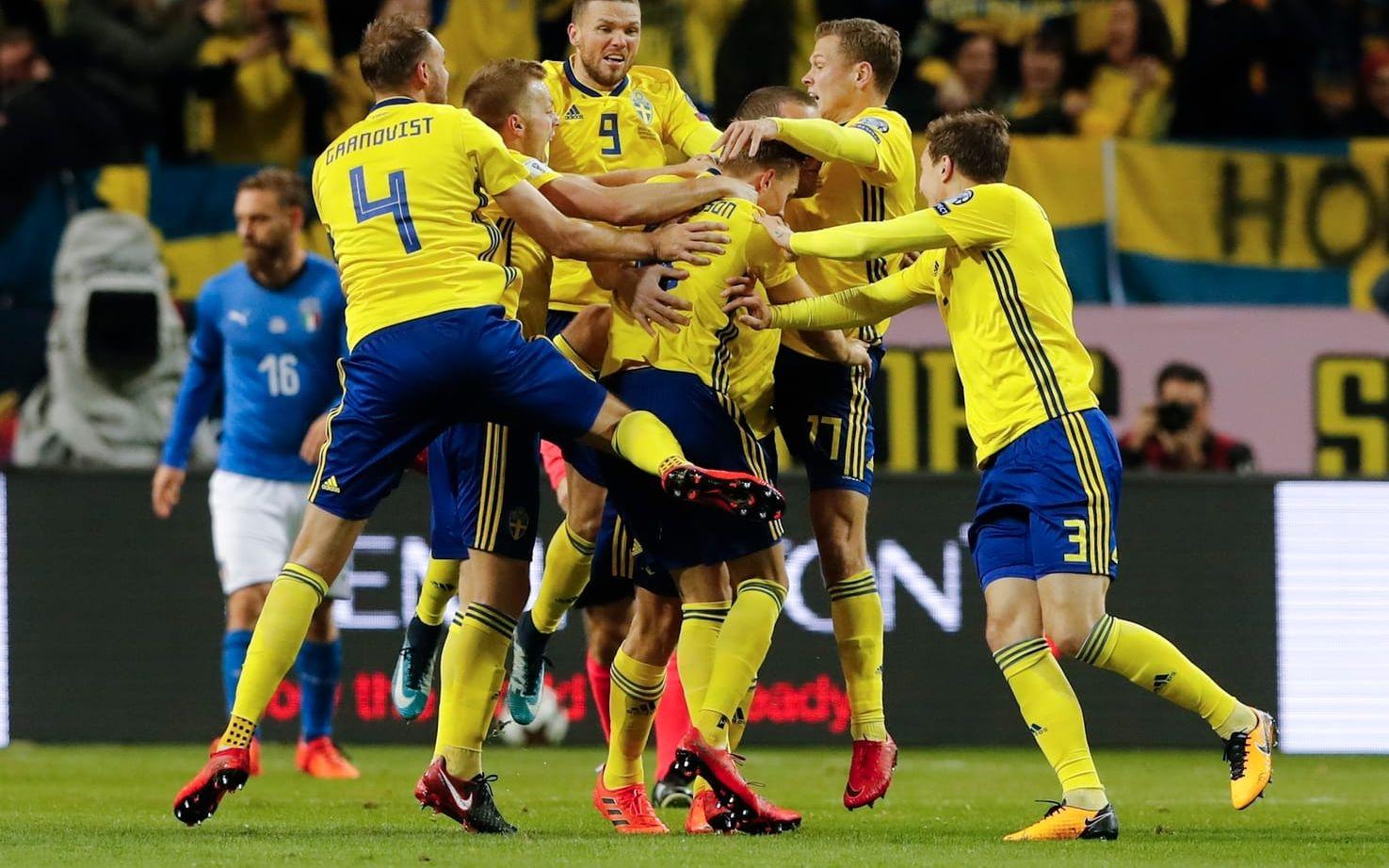 De svenska spelarna firar efter skrällsegern i Milano. Och flera av partiledarna tror att det kan bli en kanonsommar i Ryssland.