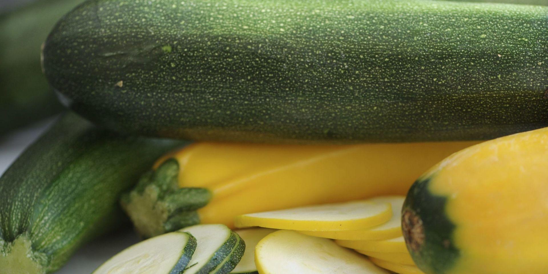 Zucchini kan vara både grön och gul.