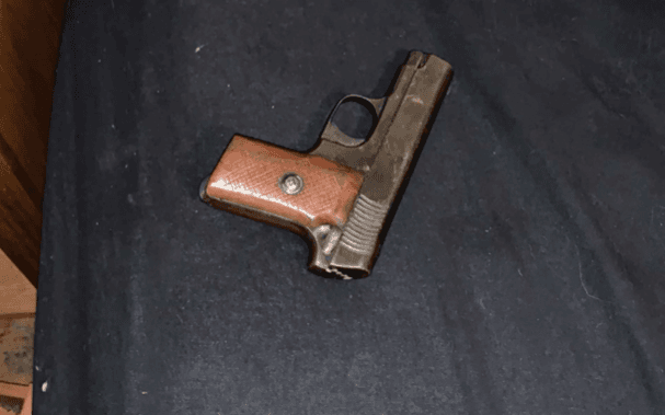 Pistolen som hittades i lägenheten.
