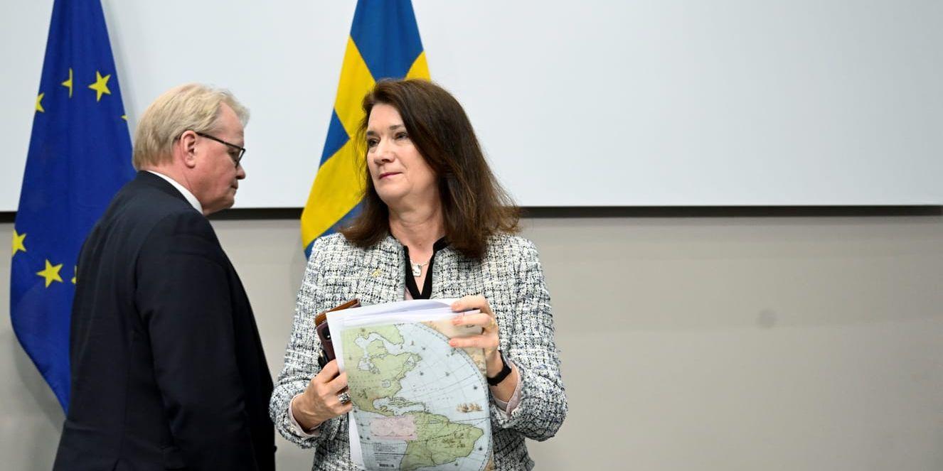 Försvarsminister Peter Hultqvist (S) och utrikesminister Ann Linde (S) presenterar den säkerhets politiska analysen under en pressträff i konferenscentret Lejonet i Stockholm.